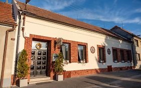 Restaurace-Pension-Vinařství U Šťastných